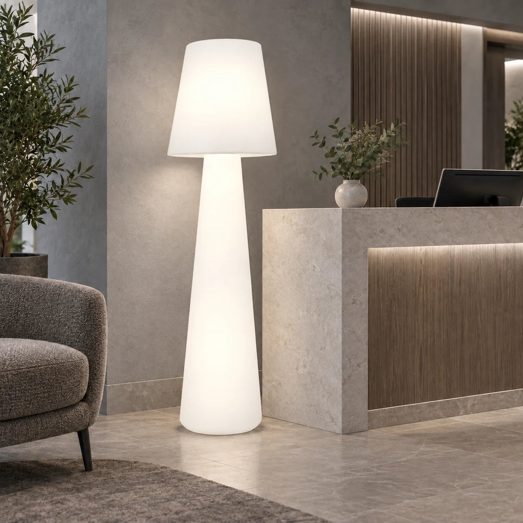Lampa Grzybek LED świeci w holu hotelowym przy recepcji