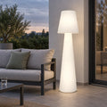 Lampa Grzybek LED 172 cm świeci na tarasie przy sofie