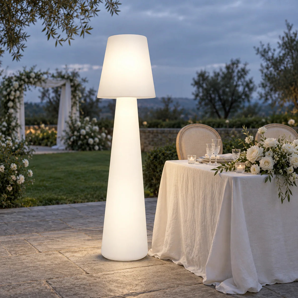 Lampa Grzybek LED świeci przy stole weselnym w plenerze