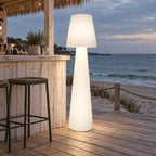 Lampa Grzybek LED świeci na tarasie baru przy plaży