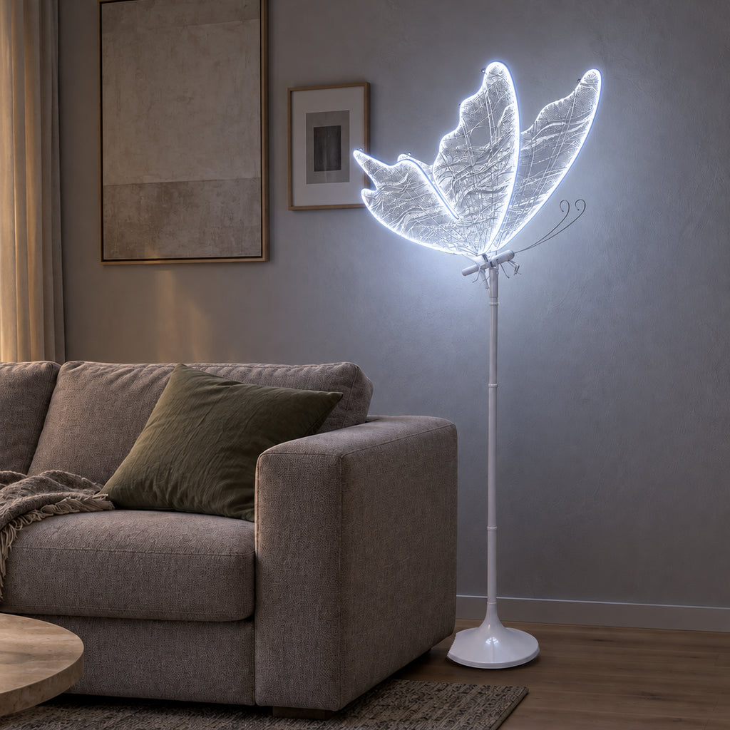 Lampa Motyl LED świeci zimną bielą w salonie