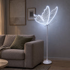 Lampa Motyl LED świeci zimną bielą w salonie