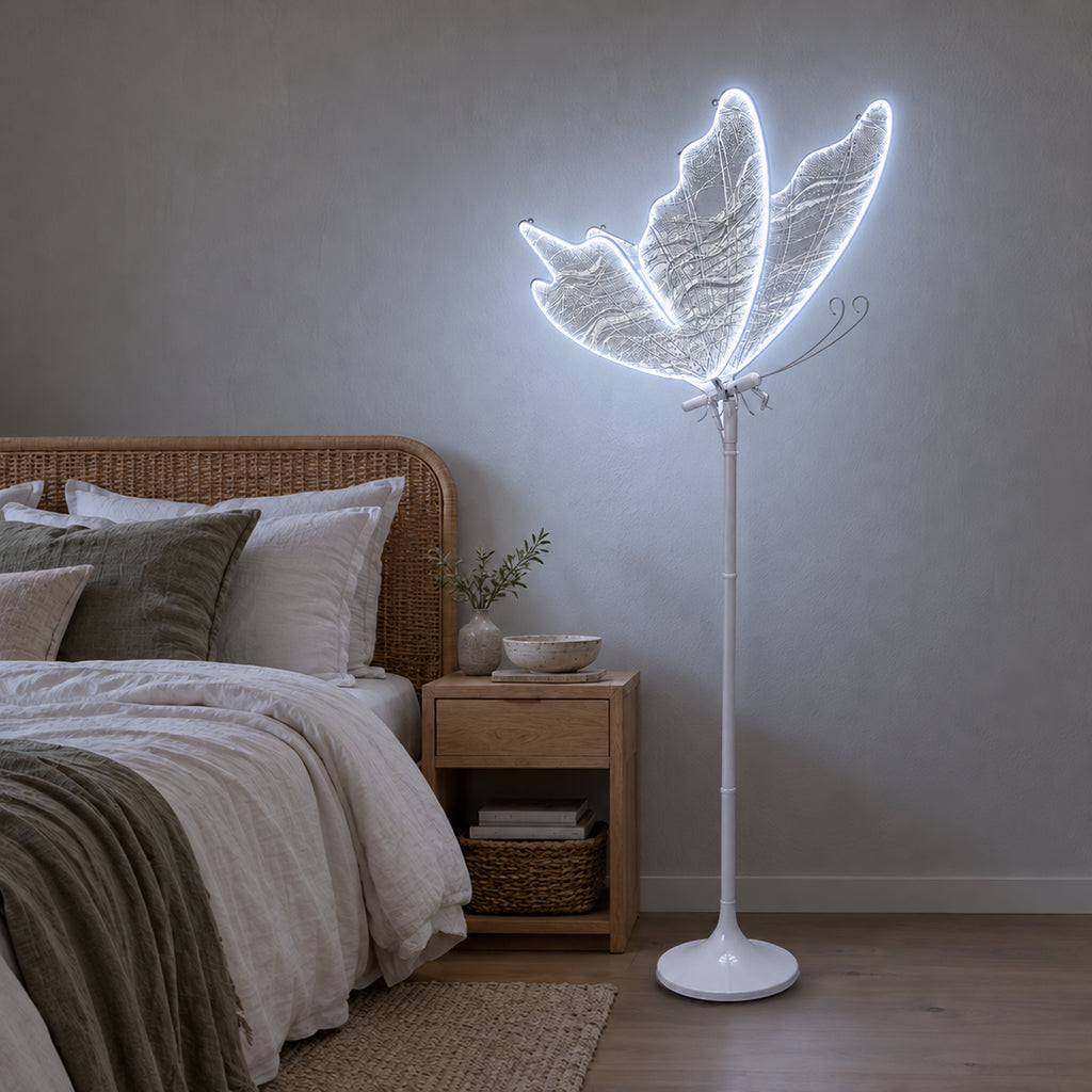 Lampa Motyl LED świeci zimną bielą w sypialni