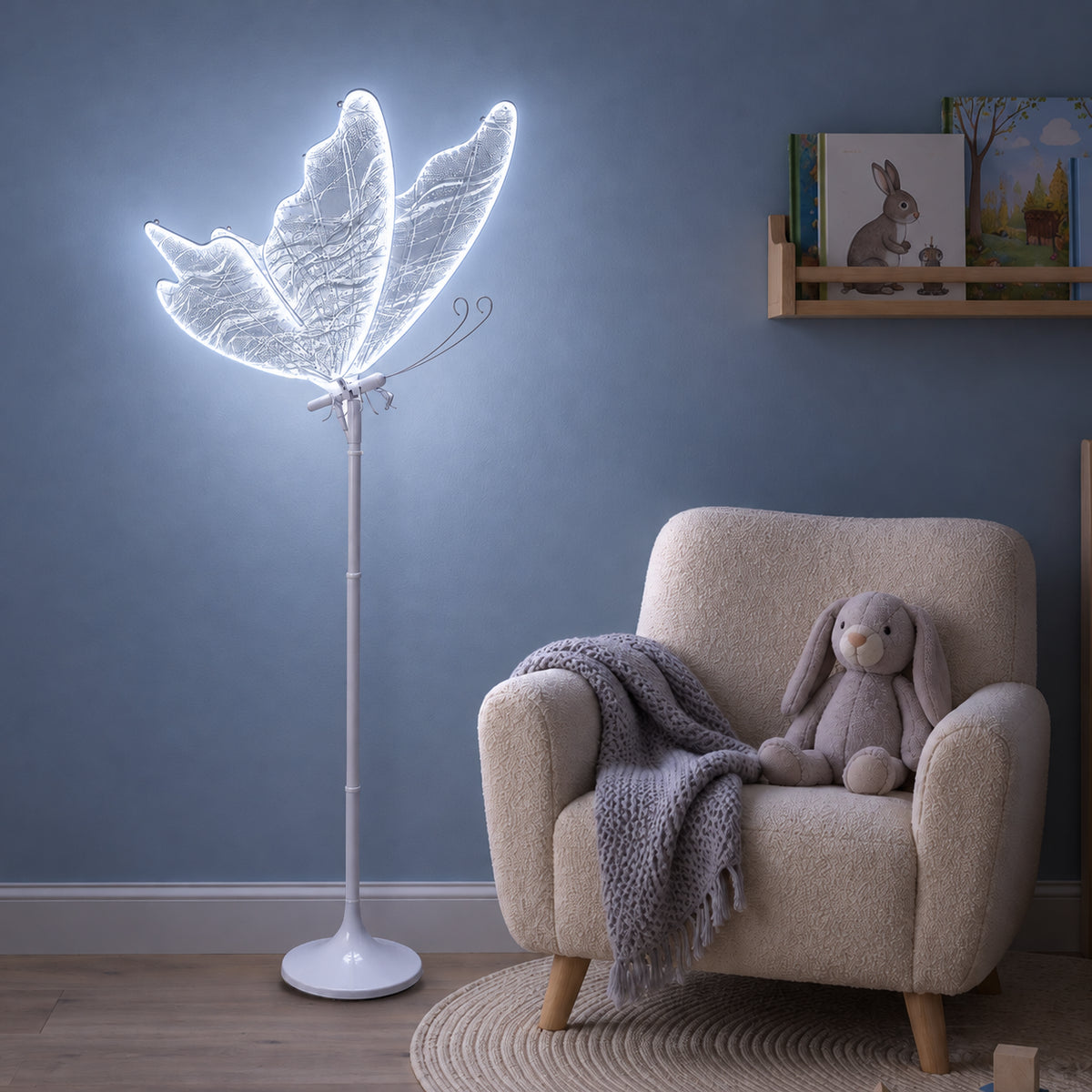 Lampa Motyl LED świeci zimną bielą w pokoju dziecka