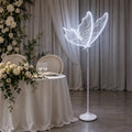Lampa Motyl LED świeci zimną bielą na sali weselnej