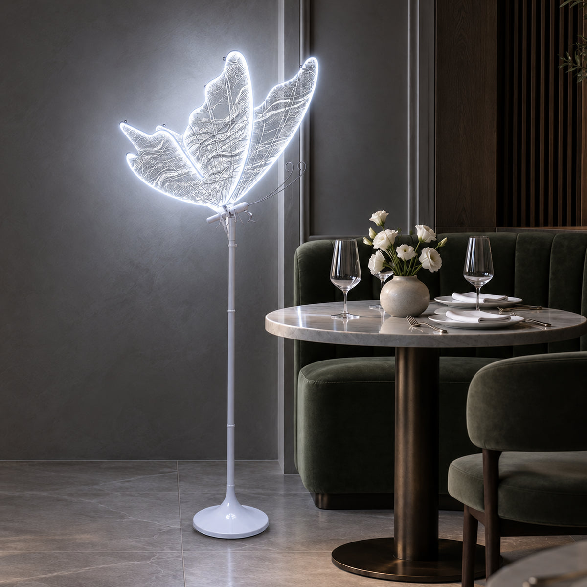 Lampa Motyl LED świeci zimną bielą w restauracji