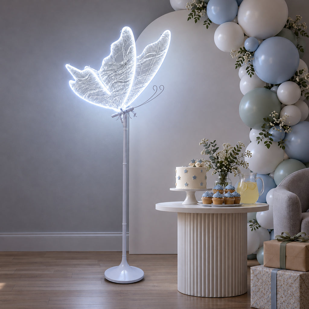 Lampa Motyl LED świeci zimną bielą na przyjęciu baby shower
