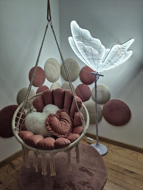 Zdjęcie od klientki: lampa Motyl LED 80 cm świeci zimną bielą w jej pokoju, obok wiszący fotel